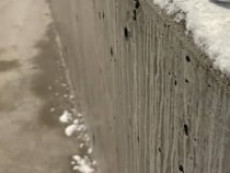 雪の日に外へ出てみたら……「なんだこれ」　マンションの入口で遭遇した衝撃の光景が108万表示「呪いがかかってる」「プロの仕業か」
