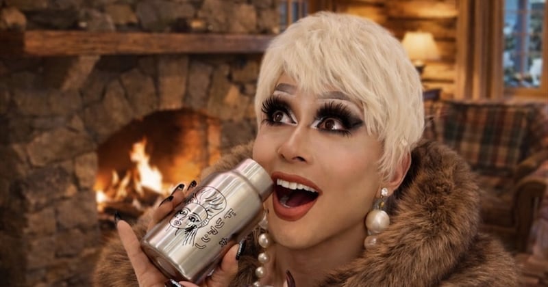 41歳ドラァグクイーン、免許証の新旧写真が絶句しかない　“予想を超えた素顔”に「こんなに美しいなんて流石」「超イケメンですね」