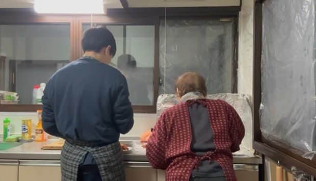 元15年引きこもりの孫、仕事後に94歳おばあちゃんと台所で並んで作るのは…… 「凄い、尊敬」「涙が出てくるよ」