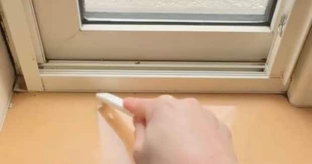 築44年実家の寒いキッチン→100均アイテムで窓にペタッと貼るだけで…… 超簡単な“断熱DIY”に「考えたことなかったわ!!」