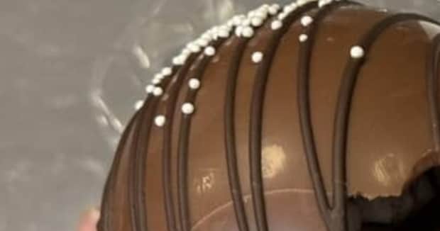 完全にチョコだと思っていた頂き物、顎が外れそうになりながらかじると…… 「これは罠すぎる」まさかの正体が418万表示「私もやりそう」