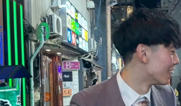 【成人式】大好きなじいちゃんの“年代物スーツ”で、式に臨んだら…… まさかの姿に「こういうのが一番かっこいい」「今でも全然いける」