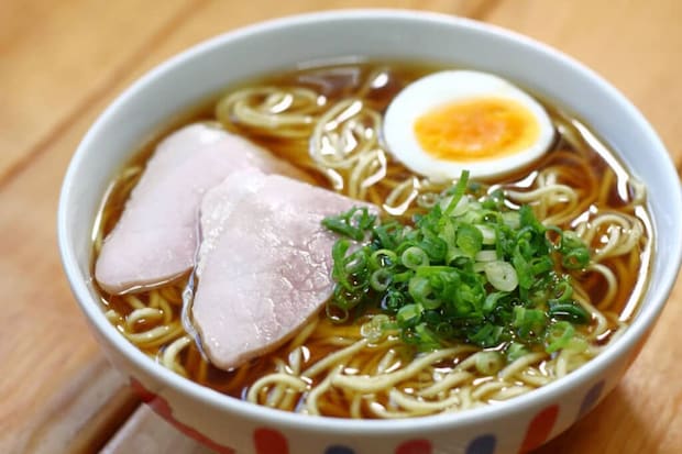 【60代に聞いた】言わなかったら袋麺とばれなそうな「袋麺シリーズ」ランキング! 2位は「チキンラーメン」、1位は?