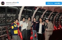 SixTONES、休日に6人でディズニーランド　“全員グッズ装備”で「ミッキーの家」に集合　「運気上がりそうな写真」「かわいすぎ」と反響