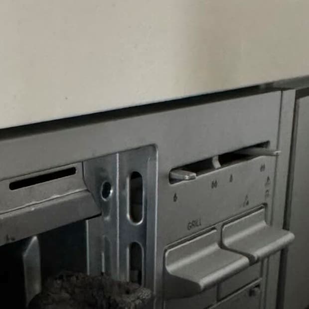 魚焼きグリルを開けたら…… 「なぜそうなった?」とんでもない光景に「やめてw」「ビール吹き出しました」