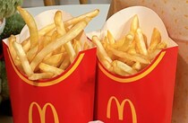 妻「食べすぎたからポテトだけ頼もう」→夫とマクドナルドに向かい帰宅後……　共感必至の光景に「おまけが付いてきた…ね」「無理なんよなぁ」