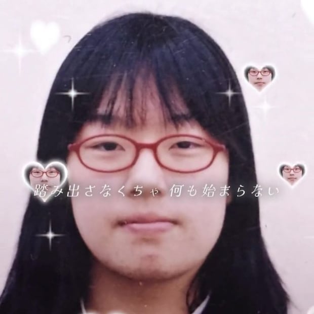 メガネ姿の中2女子→21年後……　「性別なんて関係ない」衝撃の姿に「やべぇ鼻血出そう」「長瀬智也出てきたと思った」