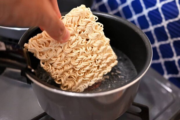 【40～50代の男性に聞いた 】家に常備しておきたい「袋麺シリーズ」ランキング！　2位は「チキンラーメン」と「うまかっちゃん」、1位は？