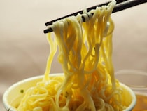 【60代に聞いた】スープが最高にうまいと思う「カップ麺シリーズ」ランキング！　2位は「日清食品 カップヌードル」、1位は？