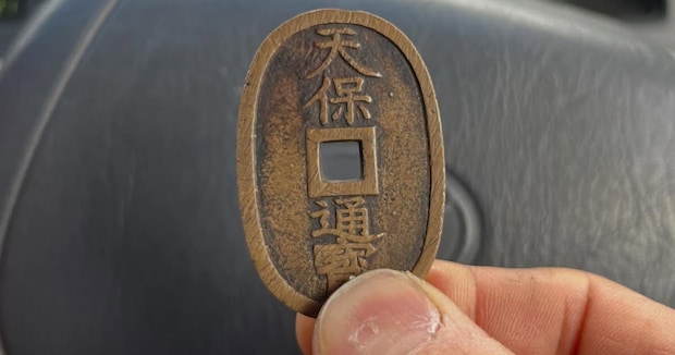 おばあちゃんが持っていた「古銭」→“ハンドルのロゴマーク”に重ねてみると……「完全にピッタンコやん」　まさかの光景に驚き