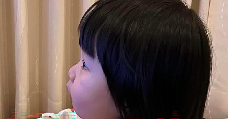 1歳娘がテレビを見ていたら…… あまりに昭和すぎた“まさかの姿”に「姿勢がまんまそれ」「野球見てたら完璧」