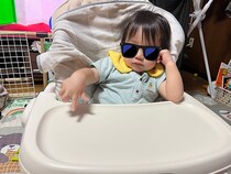 1歳児「早くここに飯置いて」→ ありえない“奇跡のポーズ”に爆笑！　“人生何週目？”な姿に「社長!!」「かっけぇ〜〜〜」