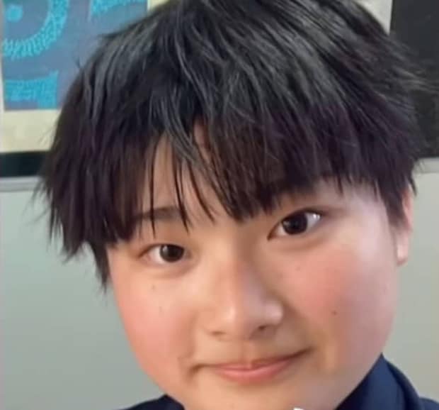 あどけない15歳男子高校生が2年後……「やば!」 まさかの大変身が120万再生「なんてこったい」「予想外でビビった」