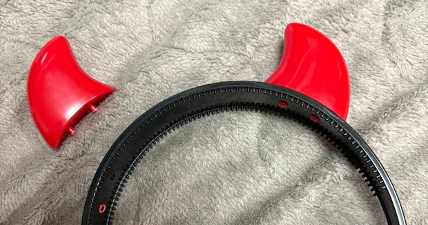 踏んで壊れてしまったカチューシャ→接着剤で直したはずが……　膝から崩れ落ちる光景が190万表示「そっちかぁーーー！」「これはこれで良い」