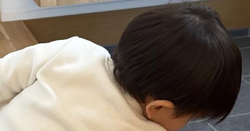 1歳息子が、玄関で“コソコソ”→ママが見に行くと…… まさかの光景に「ヤメテー」「燻製されてそうで怖い」