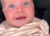 吸い込まれそうなブルーの瞳の赤ちゃん→4年後……　驚きの瞳の色の変化に「うわあああ！」「本当にすごい」【海外】