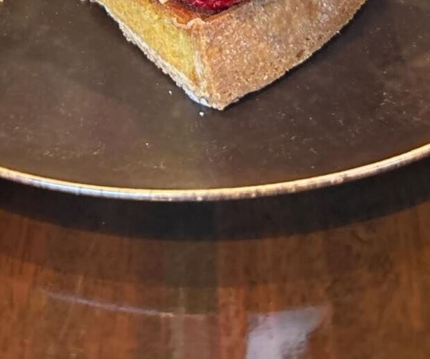 カフェで1450円のいちごタルトを頼んだら……　「私の目がおかしいのかな？」衝撃の光景に「絶対食べに行く」