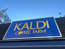 「店舗にはまだ売ってた！」　カルディの“759円三角コインケース”がオンライン売り切れの人気！　「デザインがなかなか良い」「シンプルかわいい」