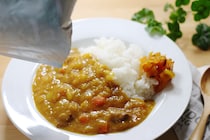 【男性に聞いた】見かけたらつい買ってしまう「レトルトカレー」ランキング！　2位は「ジャワカレー」、1位は？