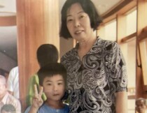 祖母と並ぶあどけない男の子→成人の日に再び並ぶと……　“1番かっこいい”現在の姿に「自慢の孫だろうな」「涙出ました」