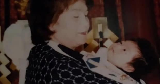 着物姿の祖母に抱っこされていた男の子→成人式を迎えると……「うわぁー素敵」　圧巻の姿に「素晴らしいの一言」「これは家宝」