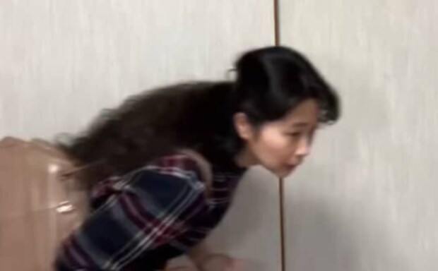 「なんでわかるのwww」　授業参観に来た3児の母→わが子を見つけると……300万超再生された“あるある”な姿が「私やん」「全く同じです」