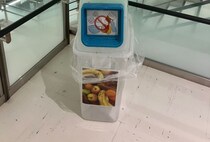 成田空港のゴミ箱の注意書きをふと見ると……　なぜかすごく椎名林檎みのある光景に反響「ホントだｗｗｗ」「ここでポイして」