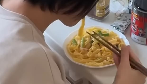 「こんな場所でごはんを食べてます」　ママの“ドン引きされそう”な食事スペースに「わかるわかる」「日々頑張ってるんだろうなぁ」