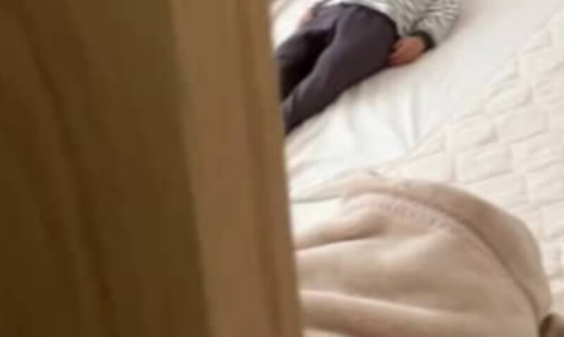 お昼寝中の2歳双子を見てみると……「こんな事ある!?」 まさかの光景に「見るなり笑っちゃったよ」「斬新ですね!」