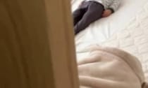 お昼寝中の2歳双子を見てみると……「こんな事ある!?」　まさかの光景に「見るなり笑っちゃったよ」「斬新ですね！」