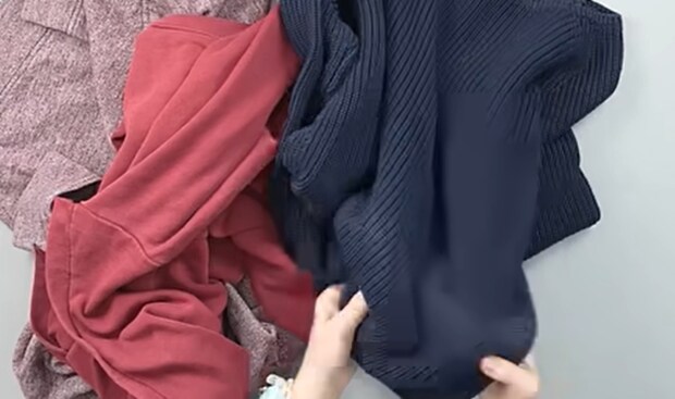 捨てるはずのセーターやジーンズ、細く切って編んでいくと……　まさかのアイテム完成に「完璧だ」「すっげー!!!」と970万再生【海外】