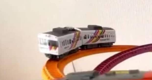 走り出した鉄道模型→じっくり見ると……「脳がバグる」　とんでもない光景に「これは本当に凄い」「AIかと」