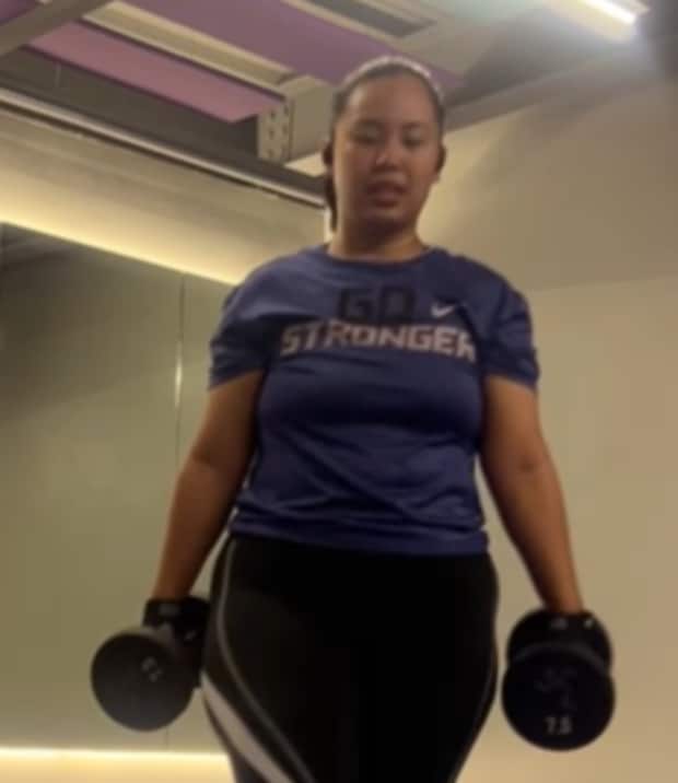 苦しそうにトレーニングするぽっちゃり女性→1年後……　ありえない大変身が80万再生「本当にヤバい」「やり遂げるなんてスゴイ」【海外】