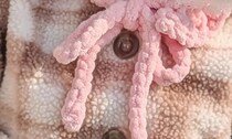 ママが余ったダイソー毛糸で1歳娘のために編んだのは……　視線集めるお出かけアイテムに「かんっっわいい」「天才が現れた！」