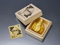 モビルスーツ「百式」が金ピカの“ぐいのみ”に　伝統工芸「金沢金箔」と「高岡鋳物」の職人技が詰まった一品