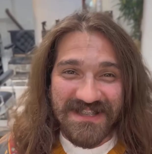 ボサボサ髪×無精ひげの男性→プロがカットすると……「人生変わるレベル」 別人級の大変身が230万再生「やばすぎ!」「美容整形より強烈」【海外】