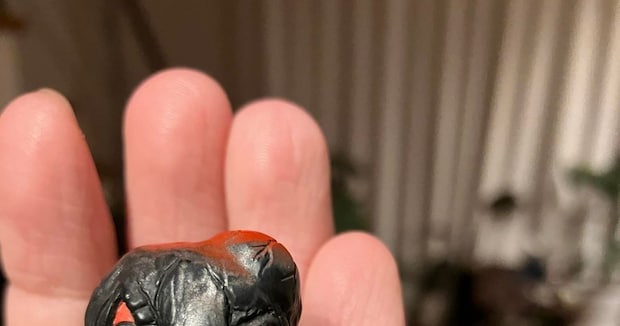 「ママみたいなやつ」→娘から渡されたのは…… 「おぉ」 “まさかのアイテム”に「ひどすぎww」「心の目で見てるんですかね」