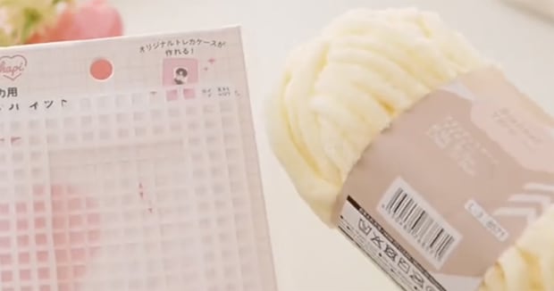 100均のネットに毛糸を通すだけで……「すごーい!!!」　編まずに作れる“もこもこミニシール帳”が130万再生「天才おる」「やってみますね！」