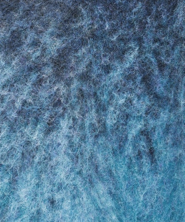 「軽くてあたたかい」　“グラデーションカーディガン”がZOZOTOWNで半額！　「脚長効果がある」「とにかくきれい」