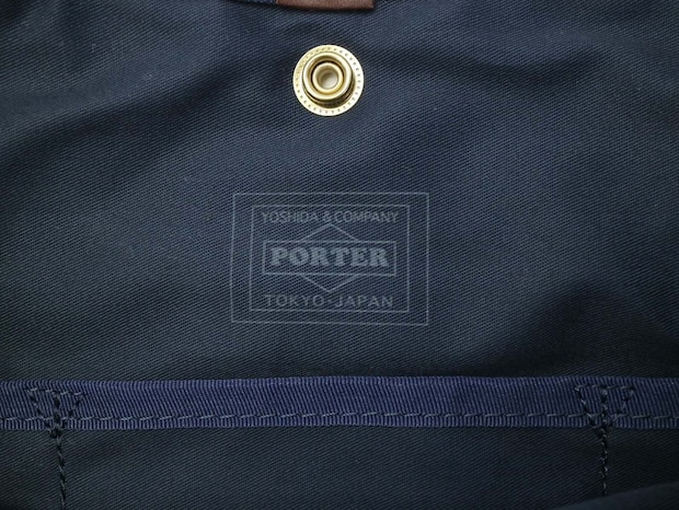 「大人のサコッシュ」の傑作。ポーターの“コッピ”が薄くて渋い 「エイジングが楽しい」「iPad miniが入る」