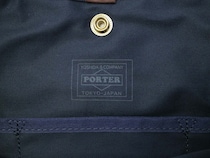 「大人のサコッシュ」の傑作。ポーターの“コッピ”が薄くて渋い 「エイジングが楽しい」「iPad miniが入る」