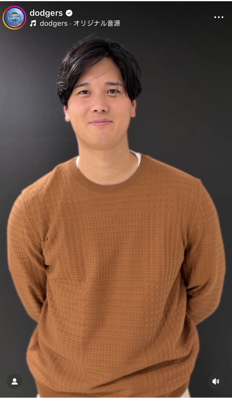 大谷翔平、娘とデコピンに絵本を読み聞かせ　娘のむちむちな手足に「お手手がナックルを投げてそうな⁉︎」「貴重なショット」