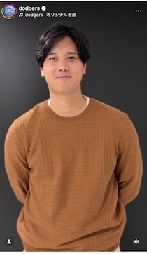 大谷翔平、娘とデコピンに絵本を読み聞かせ　娘のむちむちな手足に「お手手がナックルを投げてそうな⁉︎」「貴重なショット」