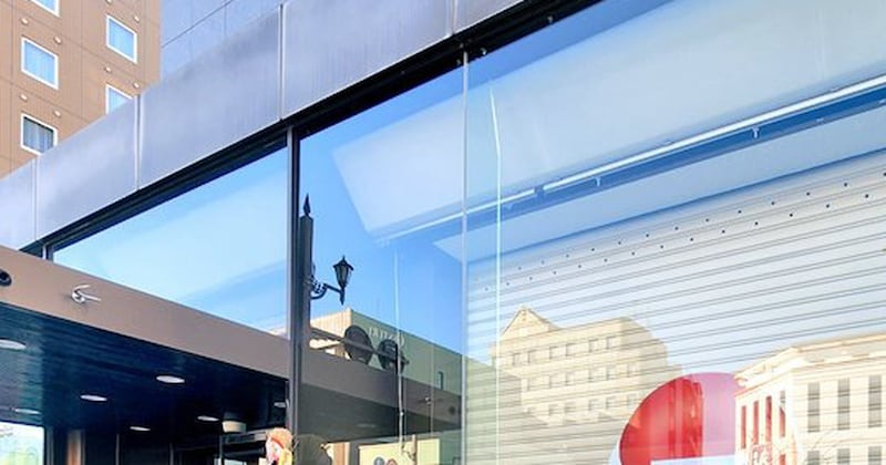 もう年明けたのに？　北海道の信用金庫にいたのは……「うっそーwww」　30万表示の“まさかの光景”が「かわいすぎる！」