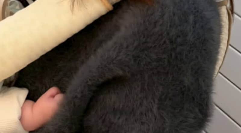 お気に入りのニットを着た母→抱っこした娘の手を見てみると……　衝撃の光景に「めちゃくちゃ笑ってしまいました」「わかります〜」