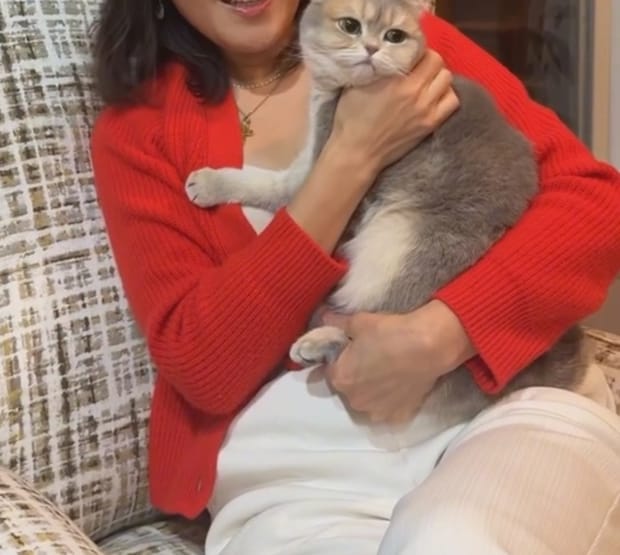 息子に「若いころはめちゃくちゃモテた」と話す61歳母→昔の姿を見ると……　「今も超モテるでしょ」「61ってどういうこと!?」【海外】