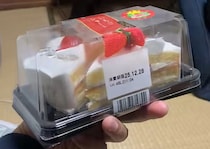 トラック運転手が買った、2個入り激安ケーキ→ひっくり返すと……　「この包装技術すげーな」衝撃の光景が440万表示「知らんかった」