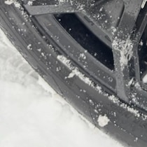 雪道を走ったらタイヤが……　とんでもないビジュアルに「雪国在住ですが見たことない」「そういうエンブレムかと思った」