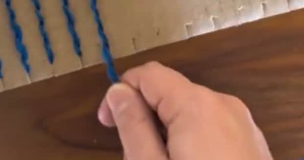 ダンボールに2色の毛糸を巻き付けていくと……　驚くほど簡単な“冬のアイテム”に「早速やってみます」「気に入った」【海外】