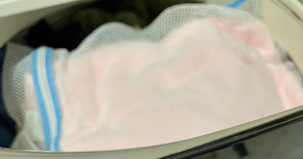 パンパンに入れた洗濯機→「私は52リットルだと思うんだけど……」　“まさかの表示”に「ちょっと待って」「彼のことを信用してはいけません！」